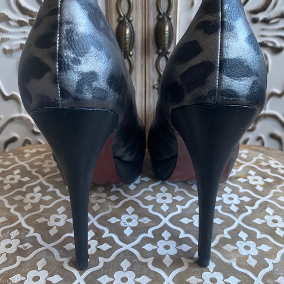 🆕️ Vegan Leather Grey and Black Leopard Print heels, Size 8.5 - Picture 3 of 10